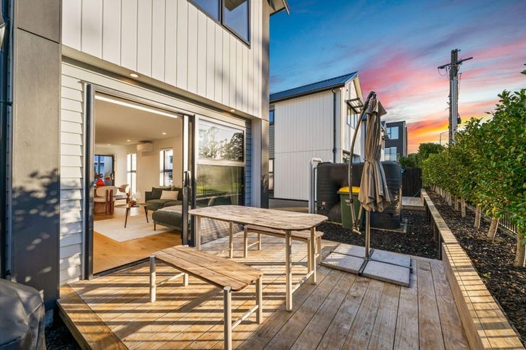 Photo of property in 3/111 Hobsonville Road, West Harbour, Auckland, 0618