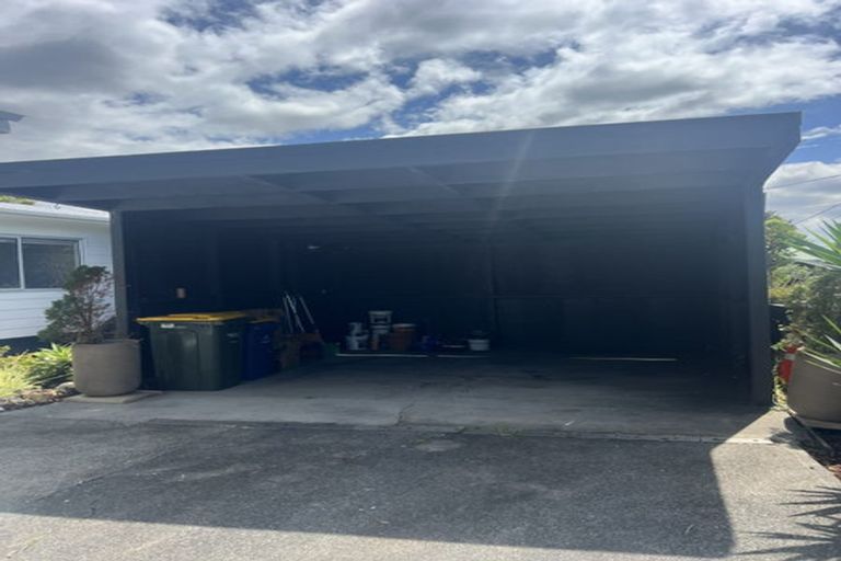 Photo of property in 9 Bishop Street, Green Bay, Auckland, 0604