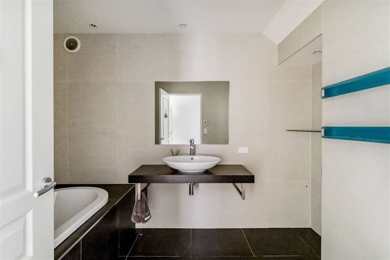 Photo of property in 327c Glenfield Road, Glenfield, Auckland, 0629