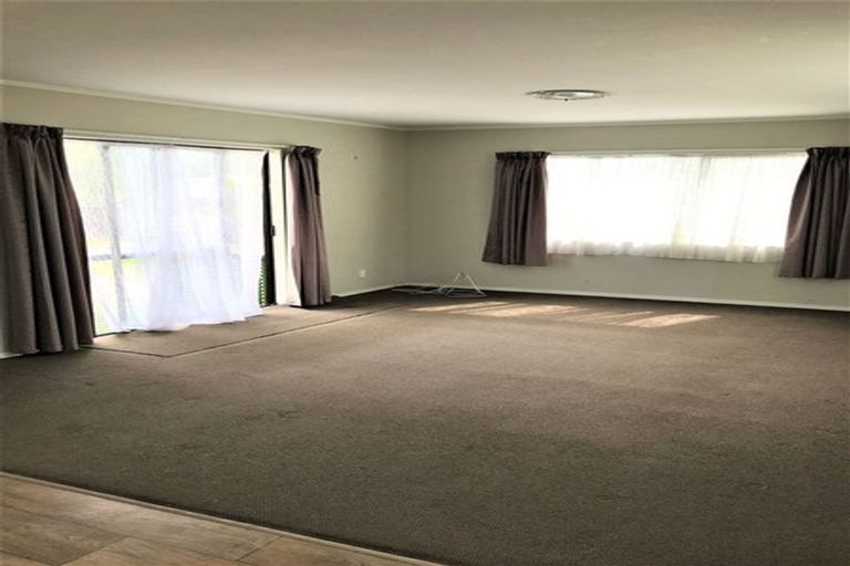Photo of property in 4 Dungarvon Place, Clendon Park, Auckland, 2103