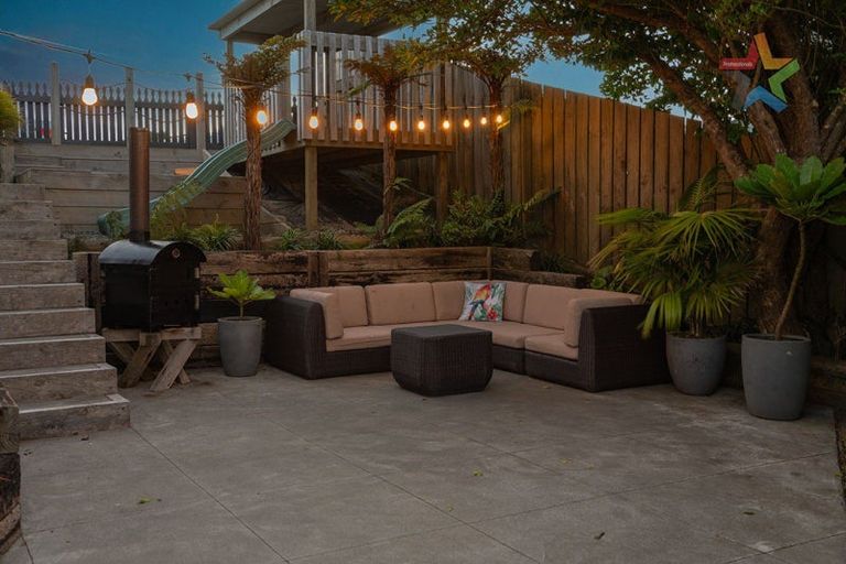 Photo of property in 20 Jasmine Grove, Maungaraki, Lower Hutt, 5010