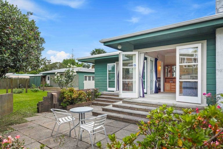 Photo of property in 35 Yeovil Road, Te Atatu Peninsula, Auckland, 0610