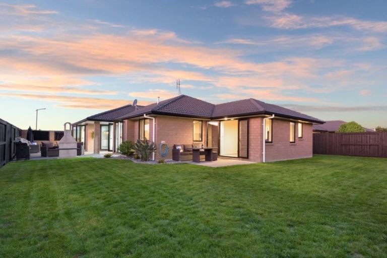 Photo of property in 82 Carrington Drive, Papamoa Beach, Papamoa, 3118