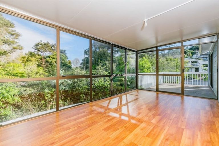 Photo of property in 66 Easton Park Parade, Glenfield, Auckland, 0629