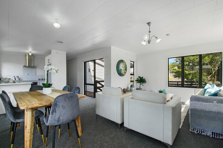 Photo of property in 39 Meadowvale Rise, Titirangi, Auckland, 0604