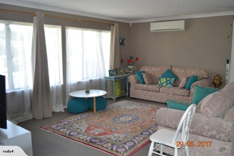 Photo of property in 9 Edgware Road, West Harbour, Auckland, 0618