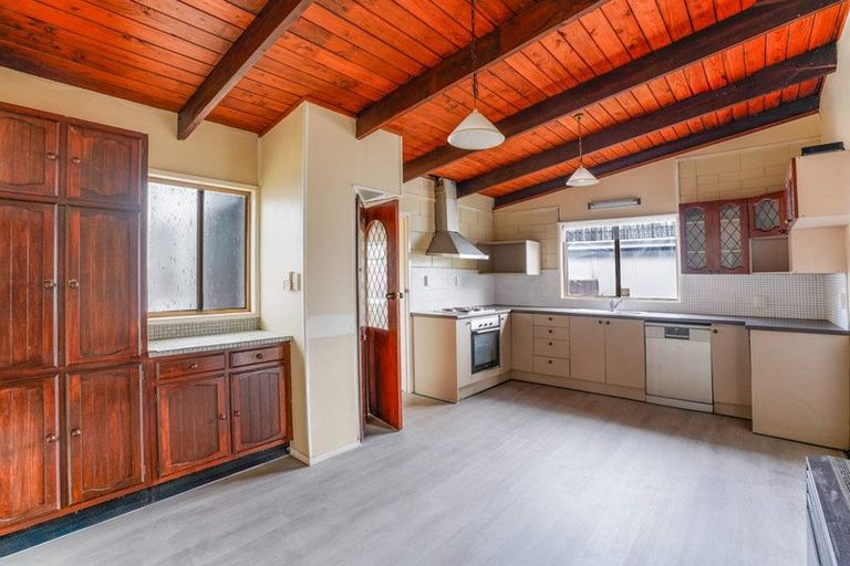 Photo of property in 10 Sealand Place, Mangere Bridge, Auckland, 2022