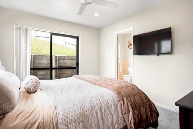 Photo of property in 21 Cityview Place, Massey, Auckland, 0614