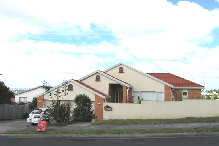 Photo of property in 1/7 Highgrove Lane, Totara Vale, Auckland, 0632