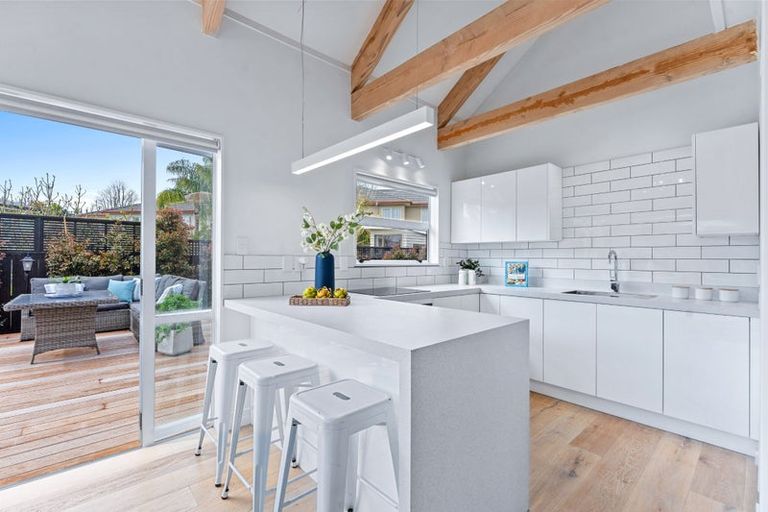 Photo of property in 2/7 Seine Road, Forrest Hill, Auckland, 0620