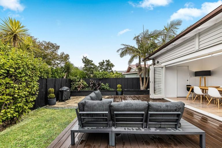 Photo of property in 2/42 Walmer Road, Point Chevalier, Auckland, 1022