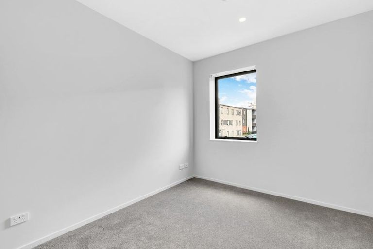 Photo of property in 1/25g Potter Avenue, Northcote, Auckland, 0627