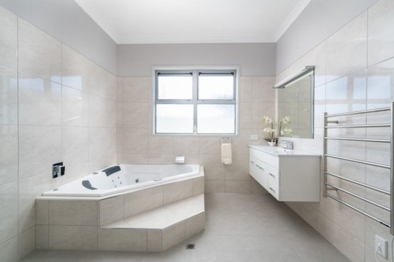 Photo of property in 30 Pukenamu Road, Rainbow Point, Taupo, 3330