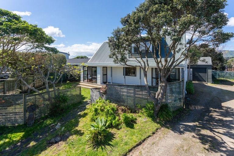 Photo of property in 25 Tobys Way, Waikanae Beach, Waikanae, 5036