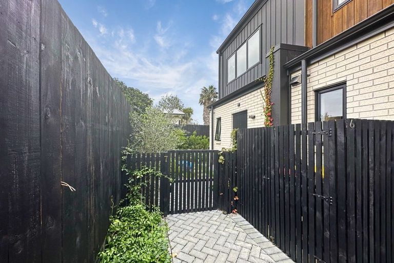 Photo of property in 7/89 Beach Road, Te Atatu Peninsula, 0610