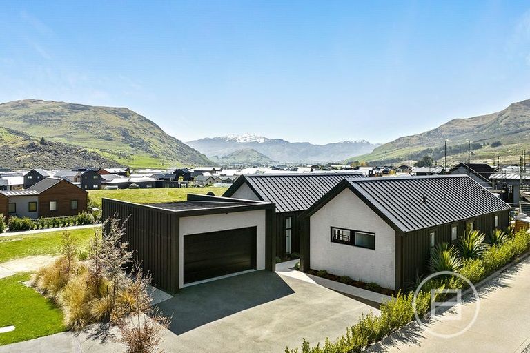 Photo of property in 52 Cunninghams Drive, Jacks Point, Queenstown, 9371