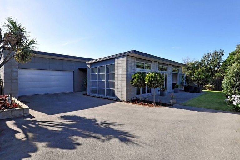 Photo of property in 73 Beach Road, North New Brighton, Christchurch, 8083