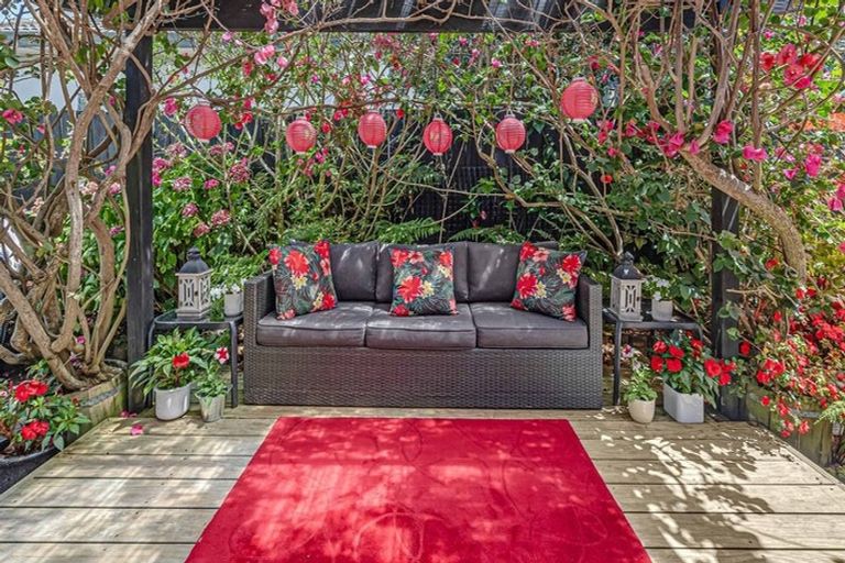 Photo of property in 2 Harbour Lights Close, West Harbour, Auckland, 0618