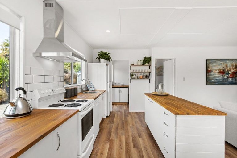 Photo of property in 1 Cross Street, Raglan, 3225