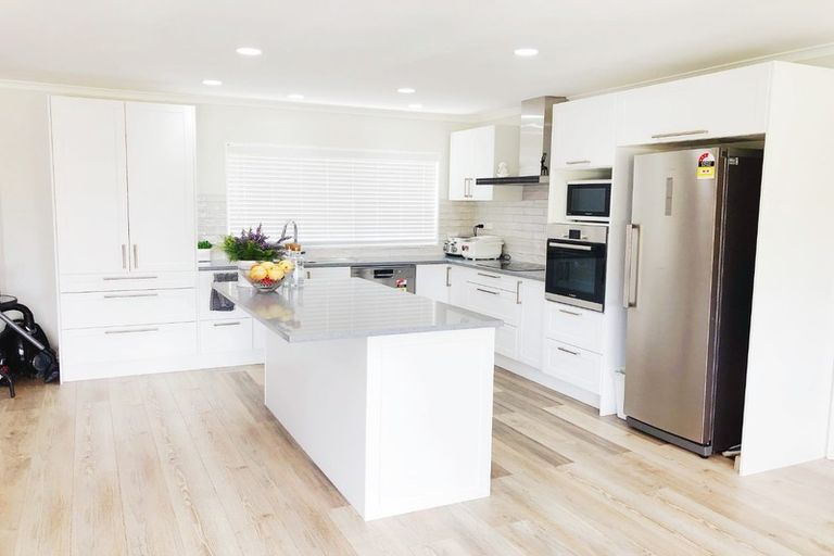 Photo of property in 2 Taroka Close, Pinehill, Auckland, 0632