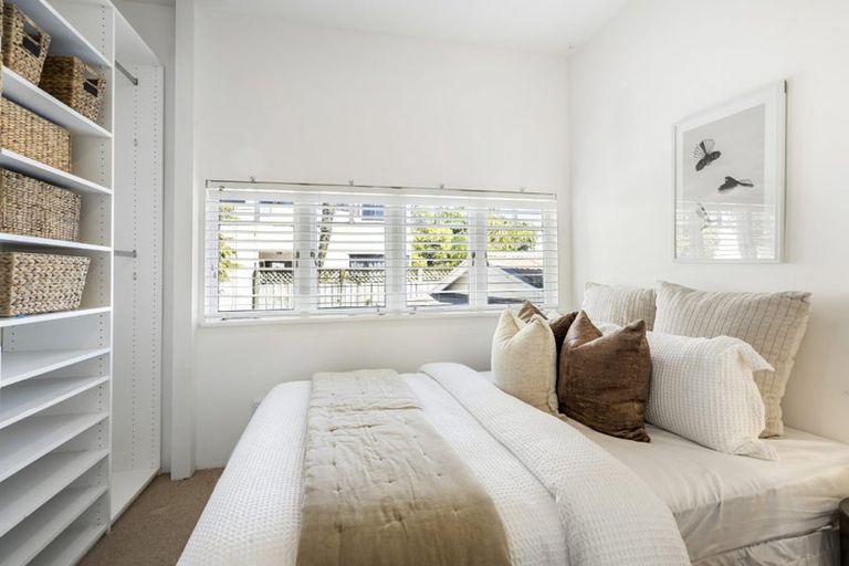 Photo of property in 2/40a Norwood Road, Bayswater, Auckland, 0622