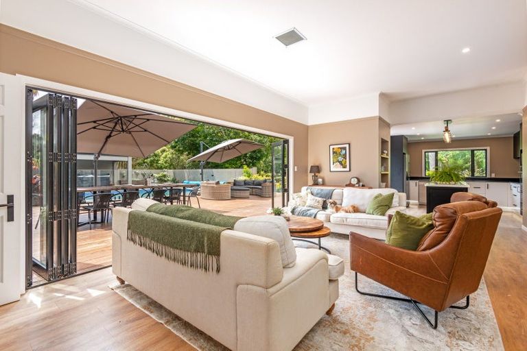 Photo of property in 52 Turitea Road, Fitzherbert, Palmerston North, 4472