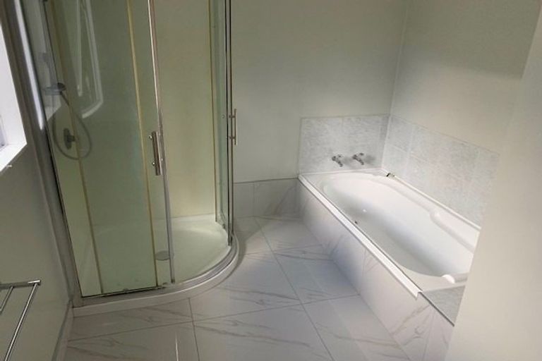 Photo of property in 1/18 Peach Road, Glenfield, Auckland, 0629