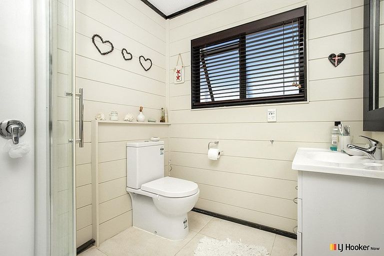 Photo of property in 5 Hadley Wood Drive, Wattle Downs, Auckland, 2103