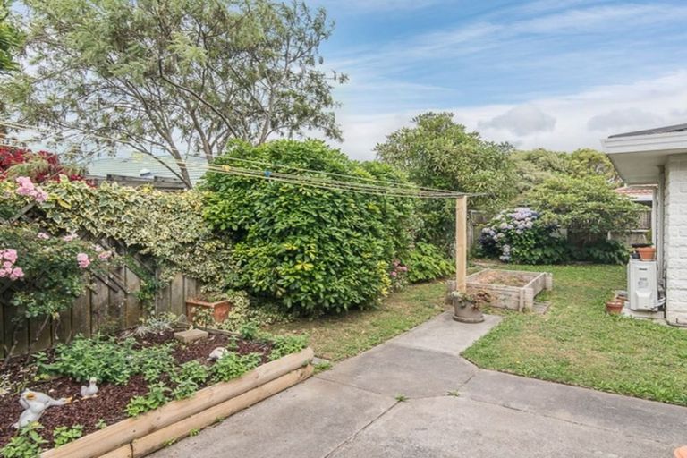 Photo of property in 22 Cranbrook Grove, Waikanae, 5036