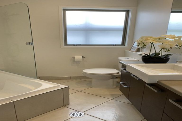 Photo of property in 8 Diosma Place, Botany Downs, Auckland, 2010