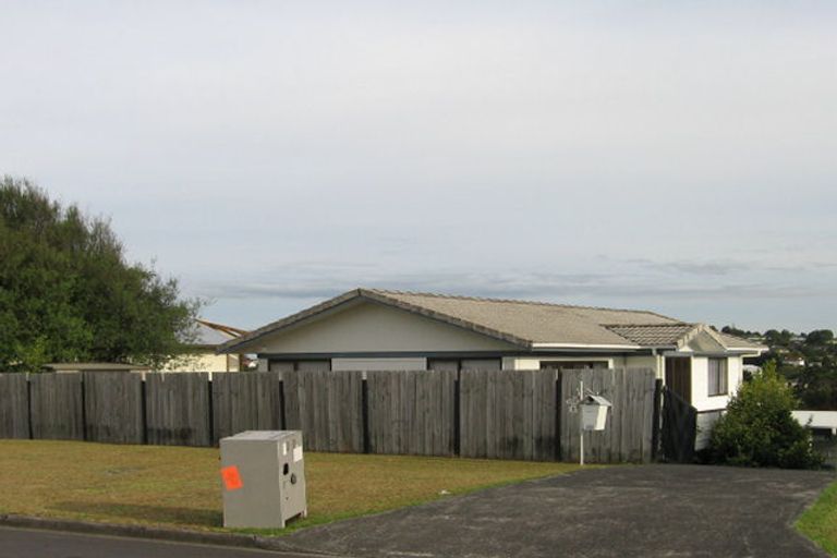 Photo of property in 11 Hueglow Rise, West Harbour, Auckland, 0618