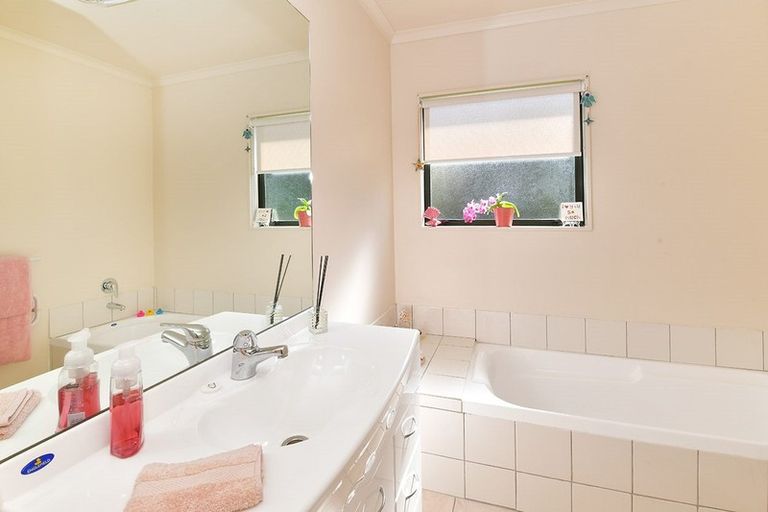 Photo of property in 16 Te Kauri Place, Helensville, 0800