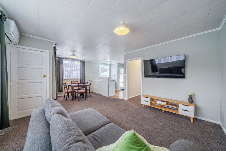 Photo of property in 2/10 Ponderosa Grove, Maoribank, Upper Hutt, 5018