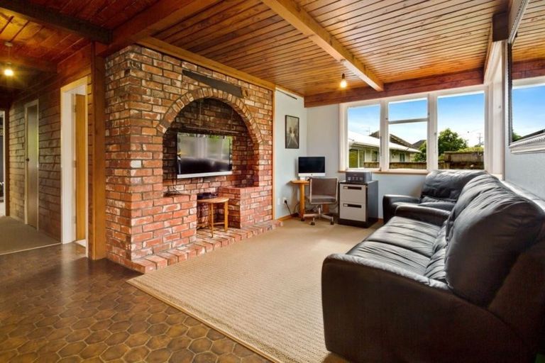 Photo of property in 40 Taylor Terrace, Tawa, Wellington, 5028