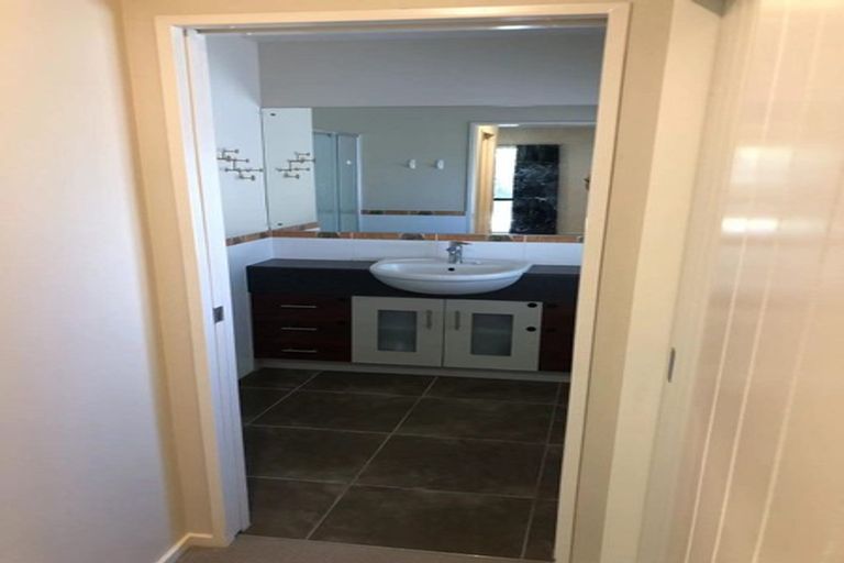 Photo of property in 2 Strundeen Close, Flat Bush, Auckland, 2016