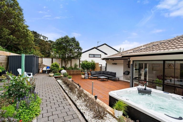 Photo of property in 16 Ordley Grove, Tawa, Wellington, 5028