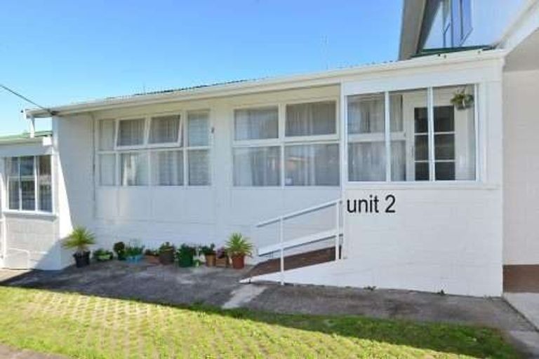 Photo of property in 81 Pupuke Road, Northcote, Auckland, 0627