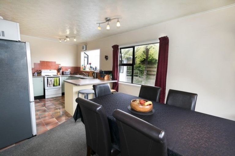 Photo of property in 40 Link Road, Newlands, Wellington, 6037