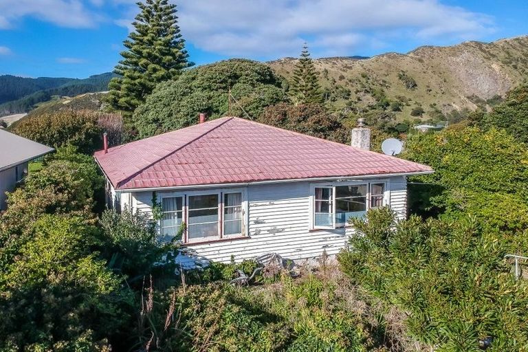 Photo of property in 104 Wellington Road, Paekakariki, 5034