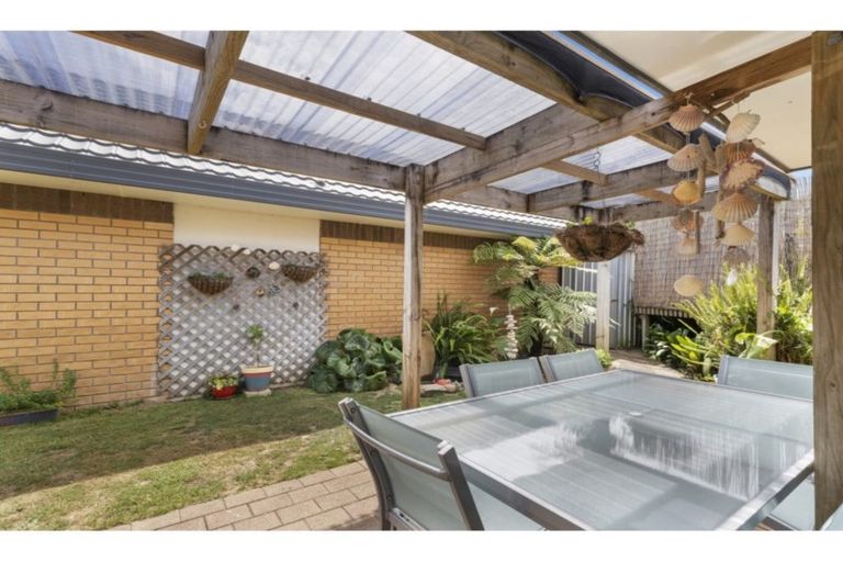 Photo of property in 3/12-20 Northcross Drive, Oteha, Auckland, 0632