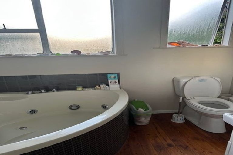 Photo of property in 1 Peckham Grove, Tawa, Wellington, 5028