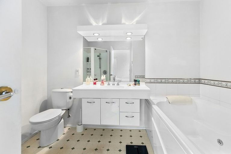 Photo of property in Royal Regal Apartments, 2/50 Cambridge Terrace, Te Aro, Wellington, 6011