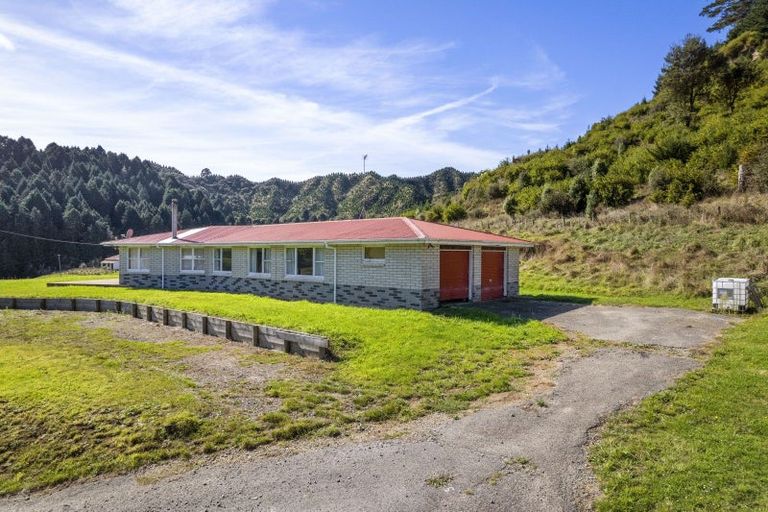 Photo of property in 2560 Rawhitiroa Road, Matemateaonga, Eltham, 4399