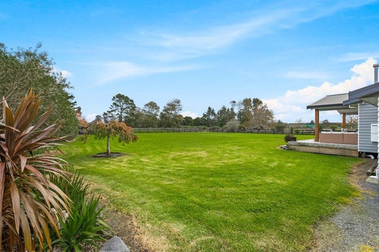 Photo of property in 124 Boord Crescent, Kumeu, 0891