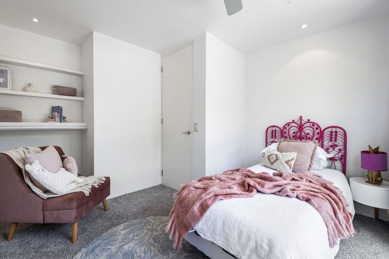 Photo of property in 1/598 Beach Road, Rothesay Bay, Auckland, 0630