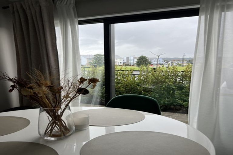 Photo of property in 11 Lumbarda Drive, Kumeu, 0810