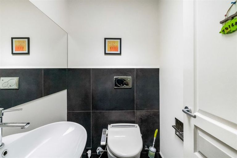 Photo of property in 327c Glenfield Road, Glenfield, Auckland, 0629