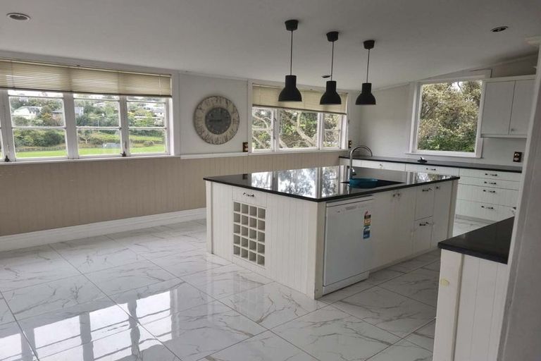 Photo of property in 33 Glencoe Road, Browns Bay, Auckland, 0630