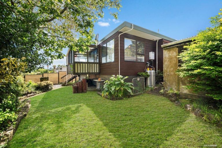 Photo of property in 2/878 East Coast Road, Northcross, Auckland, 0630