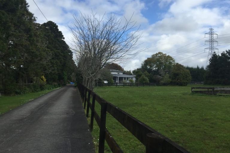 Photo of property in 293 Boord Crescent, Kumeu, 0891